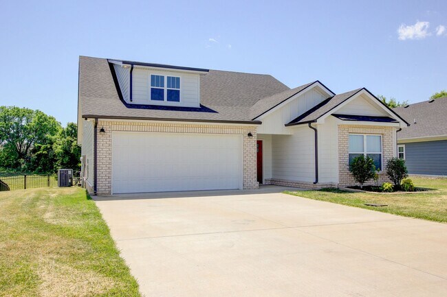 Building Photo - Fresh and Clean 3 bed/2 bath minutes from Exit 8.  Show Stopper!