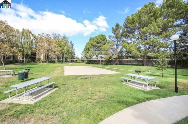 Building Photo - 39455 Albany Common