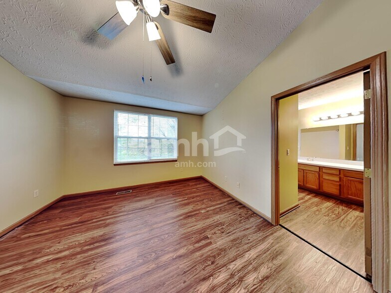 Building Photo - 318 Shawnee Loop S