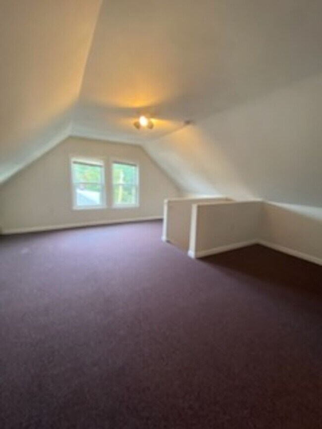 Building Photo - Lovely Brighton 4-bed, 2-bath Townhouse Near BC