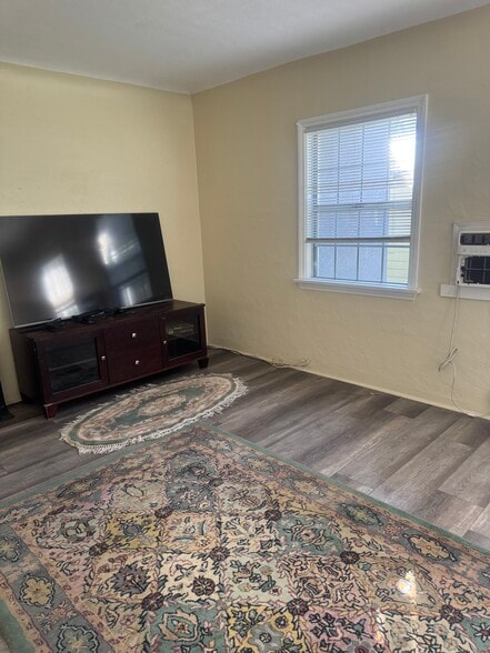 Building Photo - 9932 Beverly St