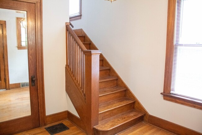 Building Photo - AVAILABLE FOR AUGUST 2026!  Large house near KRANNERT!