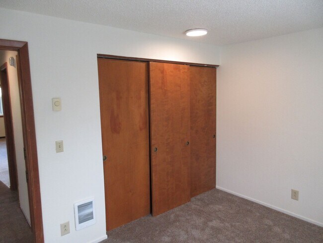 Building Photo - Two Bedroom Apartment w/ Washer and Dryer