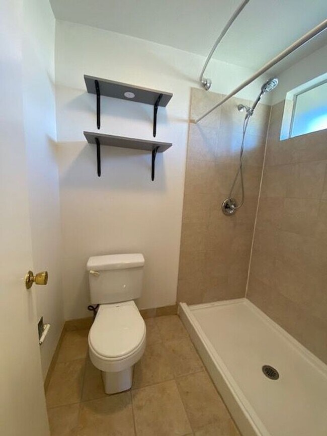 Building Photo - Spacious 5 Bed/4 Bath~