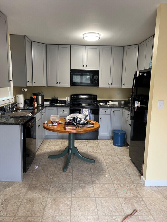 Building Photo - 7 Bank St