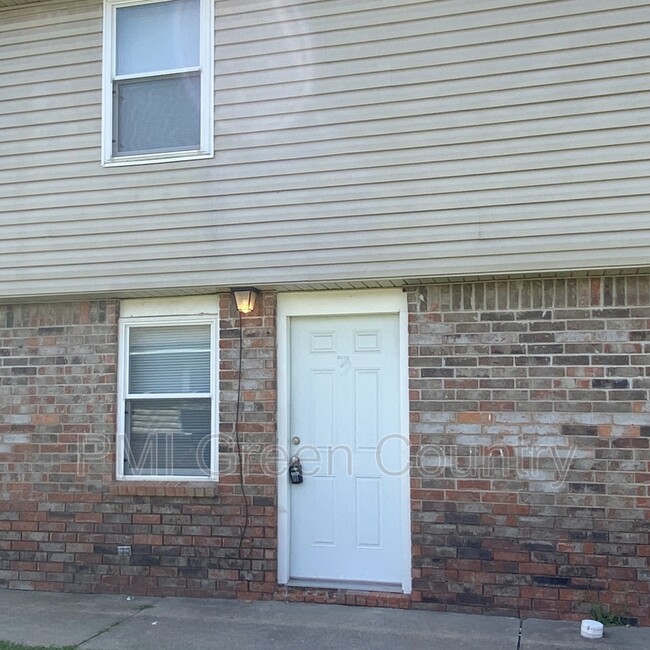 Building Photo - 318 E Redwood St