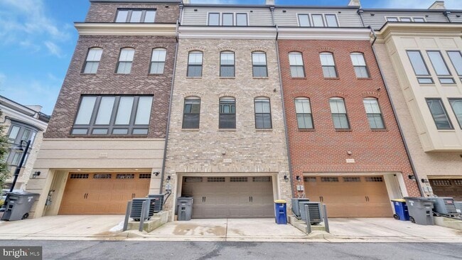 Building Photo - 513 Riversail Ln