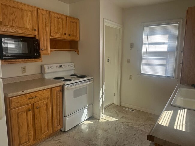 Building Photo - Two bedroom, One bathroom, Pet Friendly Ho...