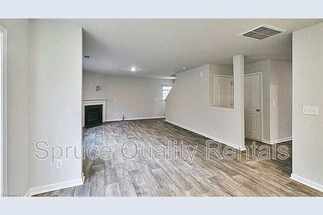 Building Photo - 2025 Longshadow St