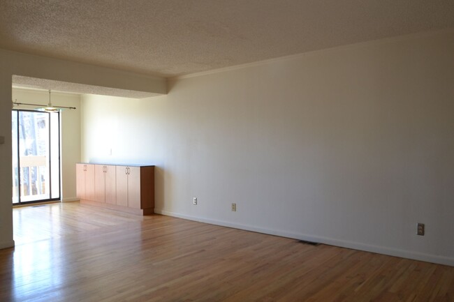 Building Photo - 2 Bedroom Townhome with AC!