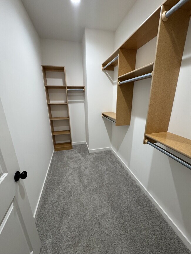 Building Photo - "Spacious 5-Bed Oasis with 3 Full Baths in Charming Bel Aire - 2,624 Sq Ft of Comfortable Living!"