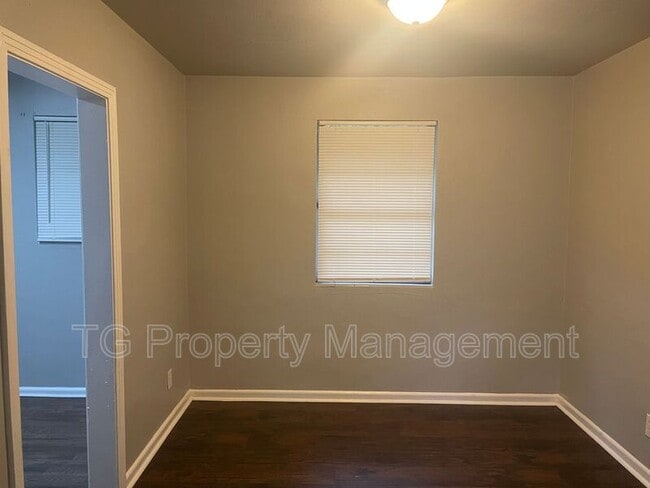 Building Photo - 5205 Hollycrest Dr