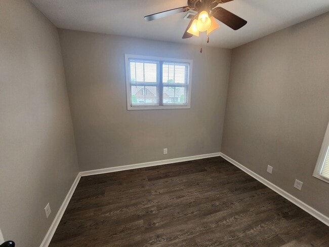 Building Photo - Welcome to Clarksville!