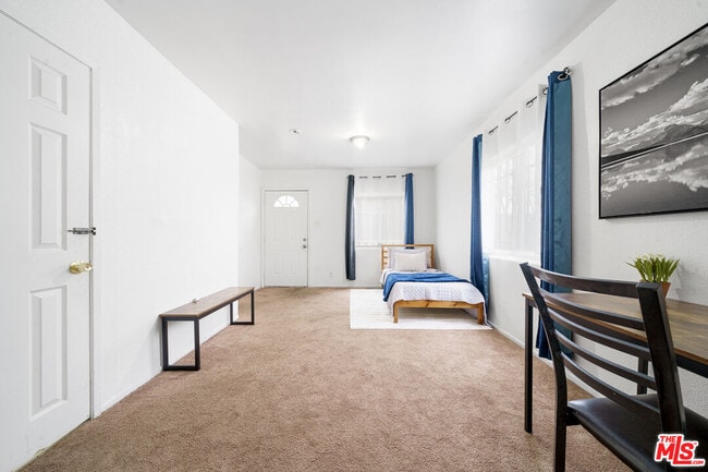 Building Photo - 640 W 81st St