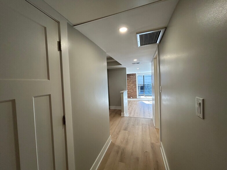 Building Photo - 1214 N La Salle Dr