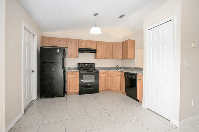 Building Photo - 3/2 in Orange City, 2 car garage, $1695/mo...