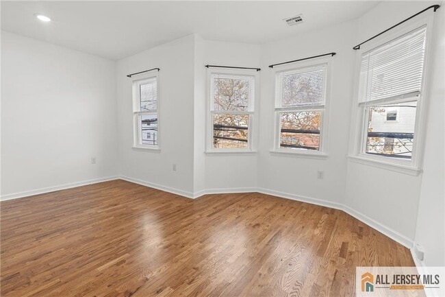 Building Photo - 362 1/2-362 New St