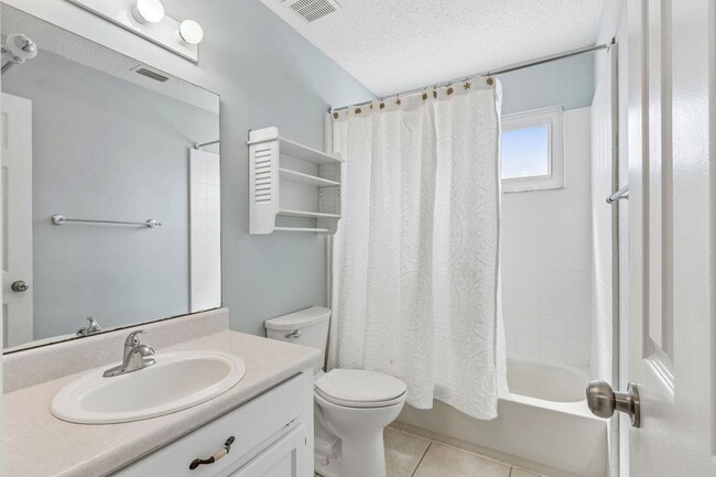 Building Photo - Adorable Beach Townhouse Close to Downtown