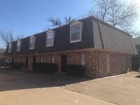 Building Photo - 915 N Elm St