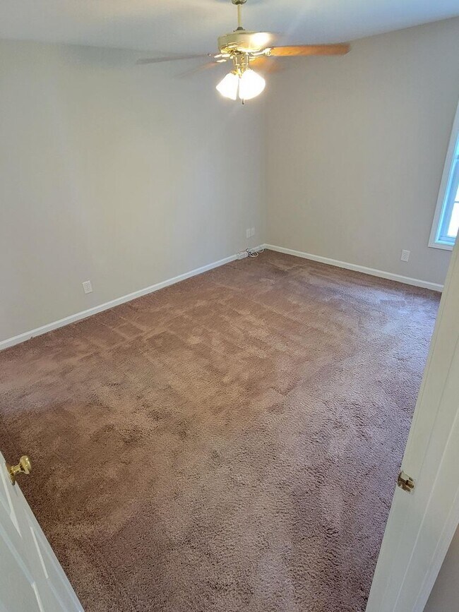Building Photo - Beautiful three bedroom two bathroom house...