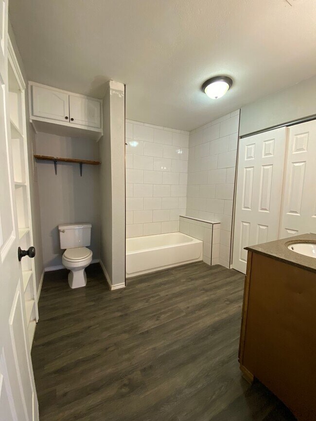 Building Photo - Large family home in Grape Creek!