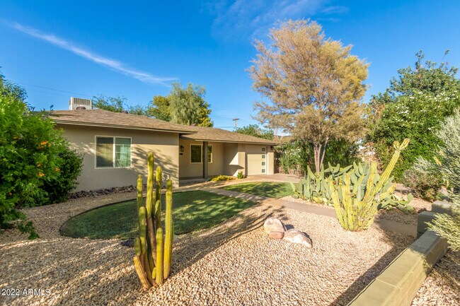 Building Photo - 1106 W Glenrosa Ave