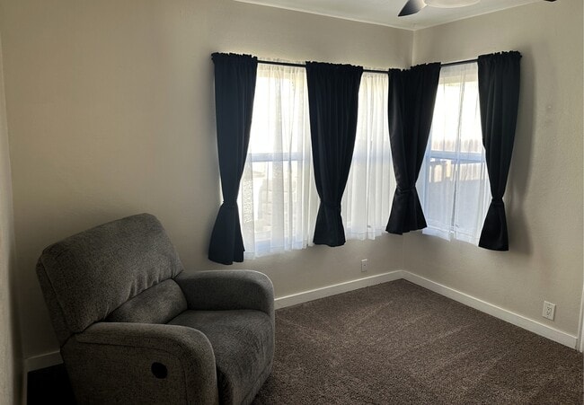 Building Photo - 338 S F St