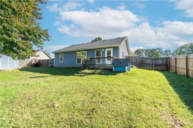 Building Photo - 2 bedroom 2 bath house, fenced, 1 car garage