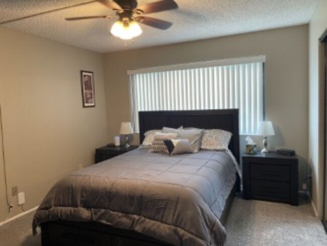 Building Photo - Move in ready condo, ground floor and includes utilities.