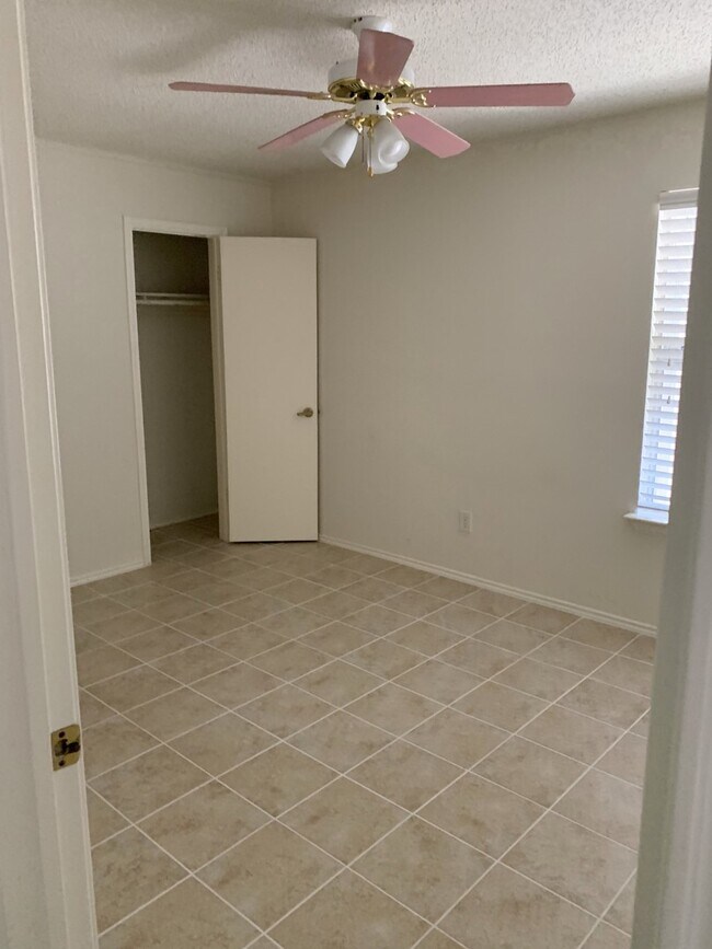 Building Photo - Ready for Move In! A wonderful all brick 1...