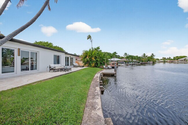 Building Photo - 1981 Coral Gardens Dr