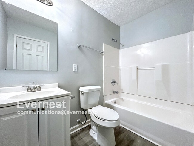 Building Photo - Charming 3-Bedroom, 2-Bathroom Home / Pet-...