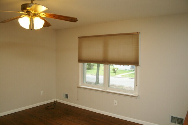 Building Photo - 576 Manor Rd