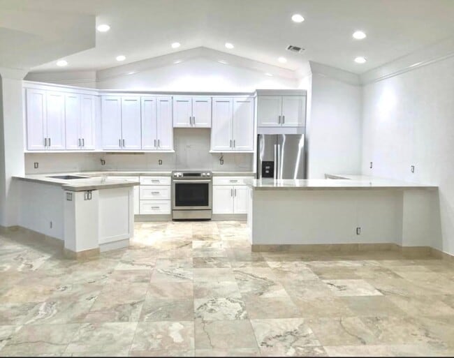 Building Photo - 3555 Commodore Cir