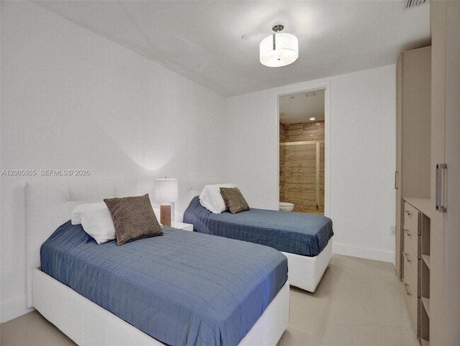 Building Photo - 15901 Collins Ave