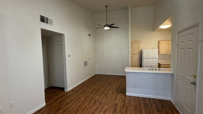 Building Photo - 855 N Stephanie St