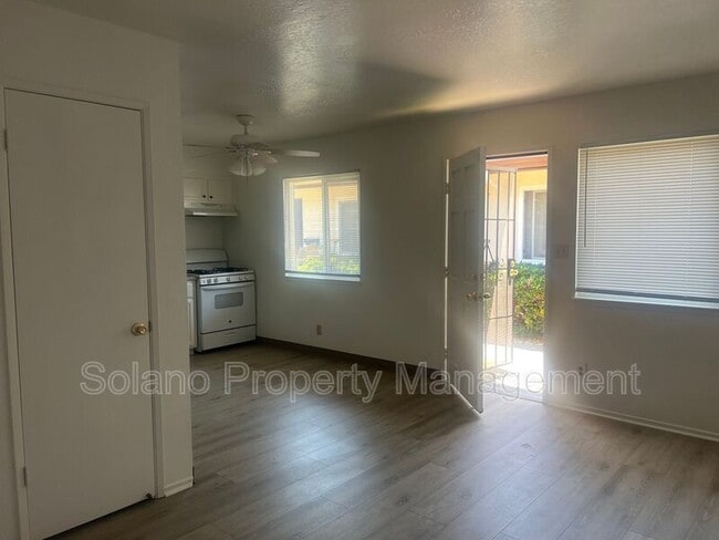 Building Photo - 1104 School St