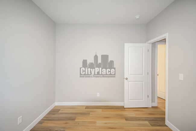 Building Photo - 2809 E Riverside Dr