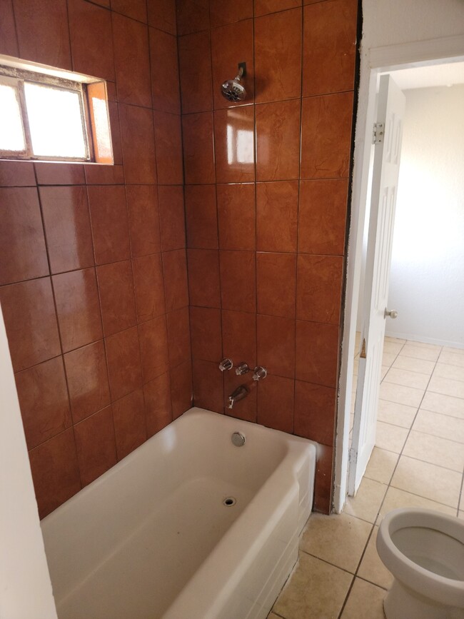 Tiled bath & Shower - 3919 Lincoln Ave