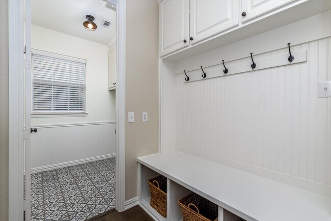 Building Photo - 5055 Navajo Dr