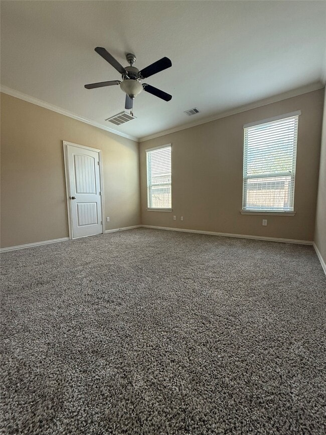 Building Photo - 667 Oak Cir Dr E