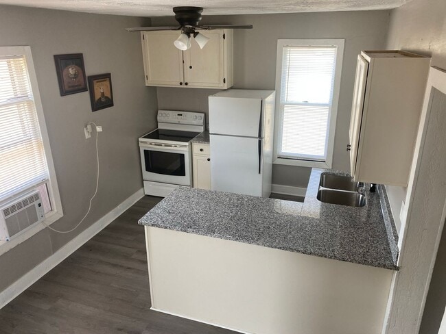 Building Photo - Very attractive 2BR 1/2 duplex