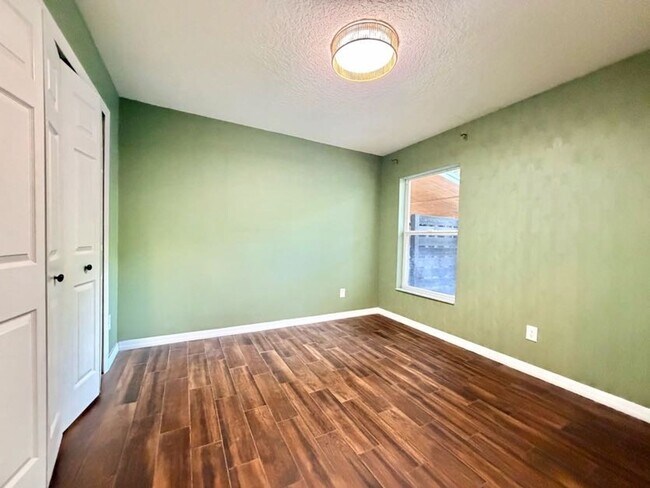 Building Photo - Modern Living Meets Prime Location with this Stunning 4/2!