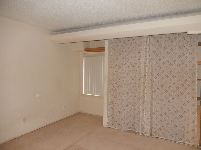 Building Photo - Charming 1 Bedroom 1 Bathroom Condo In Much Sought After EOS-21