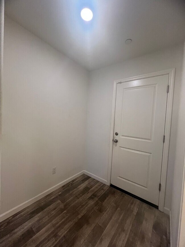 Building Photo - 5531 W Flint Way