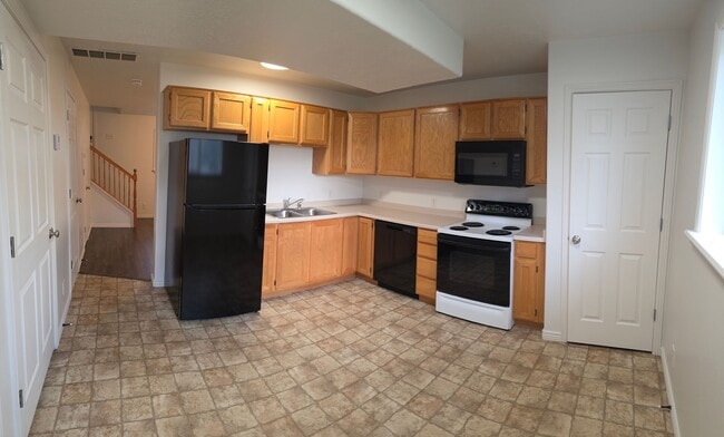 Building Photo - LEASE TAKEOVER - 3 Bed, 1.5 bath townhome available in the Vallinda Community