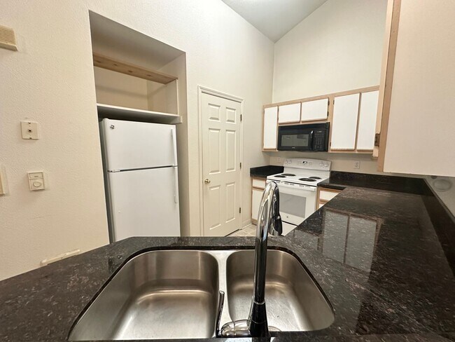 Building Photo - 2 Bedroom Hillsdale Commons Apartment!