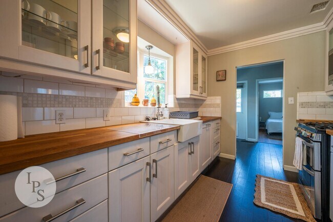 Building Photo - Beautifully Updated Fresno High Home - Walkable to Gazebo Gardens, 3BR/1BA, Partially Furnished