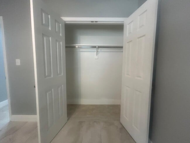 Building Photo - 7923 Oak Forest Dr