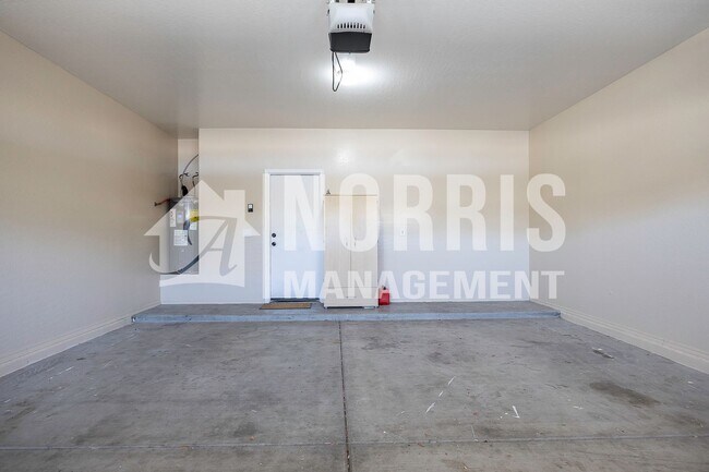 Building Photo - Great Home, Location and Move-In Ready!